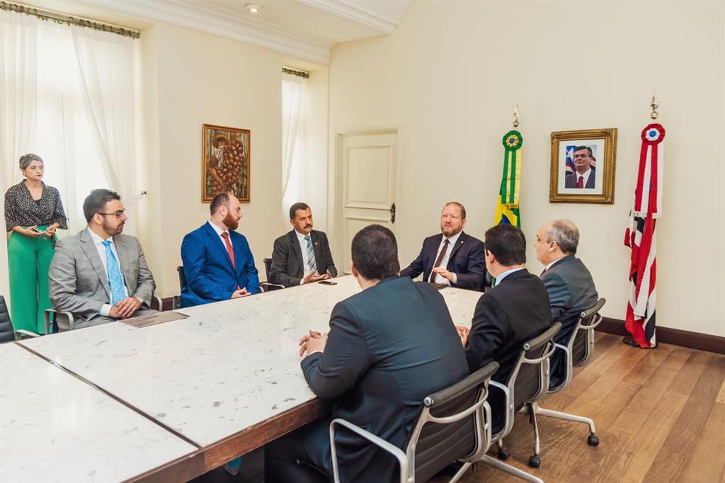 Presidente da AMMA participa de ato que sanciona lei do fracionamento de férias