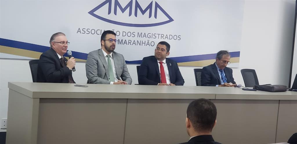 Magistrados participam de aula teórica do curso de segurança na sede da AMMA