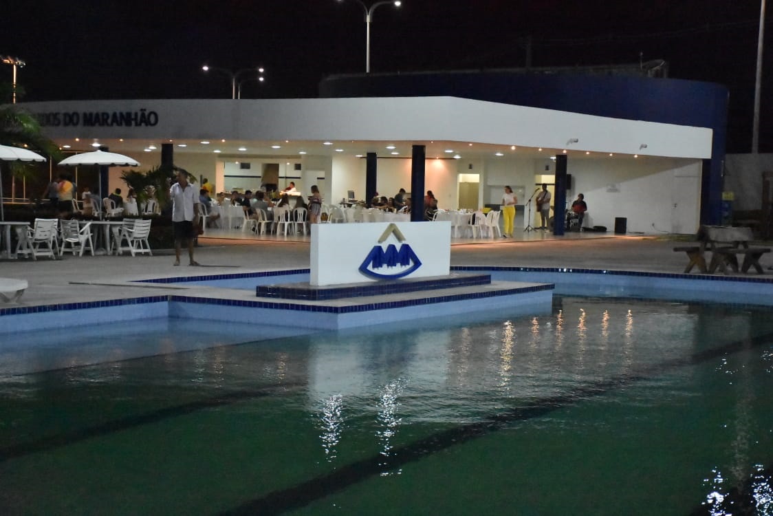 Congraçamento e reinauguração de piscina em final de tarde festiva dedicada aos pais