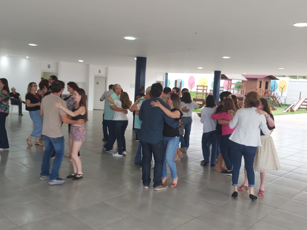Associados aprendem passos dos vários ritmos da dança de salão em aula experimental