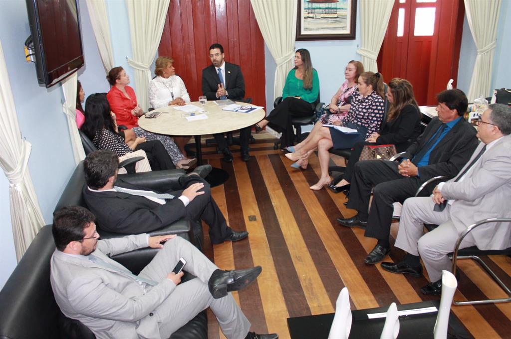Diretores da AMMA visitam corregedora e entregam reivindicações da Magistratura