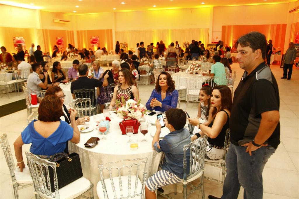 Descontração, bom gosto e animação deram o tom à festa das mães na sede social