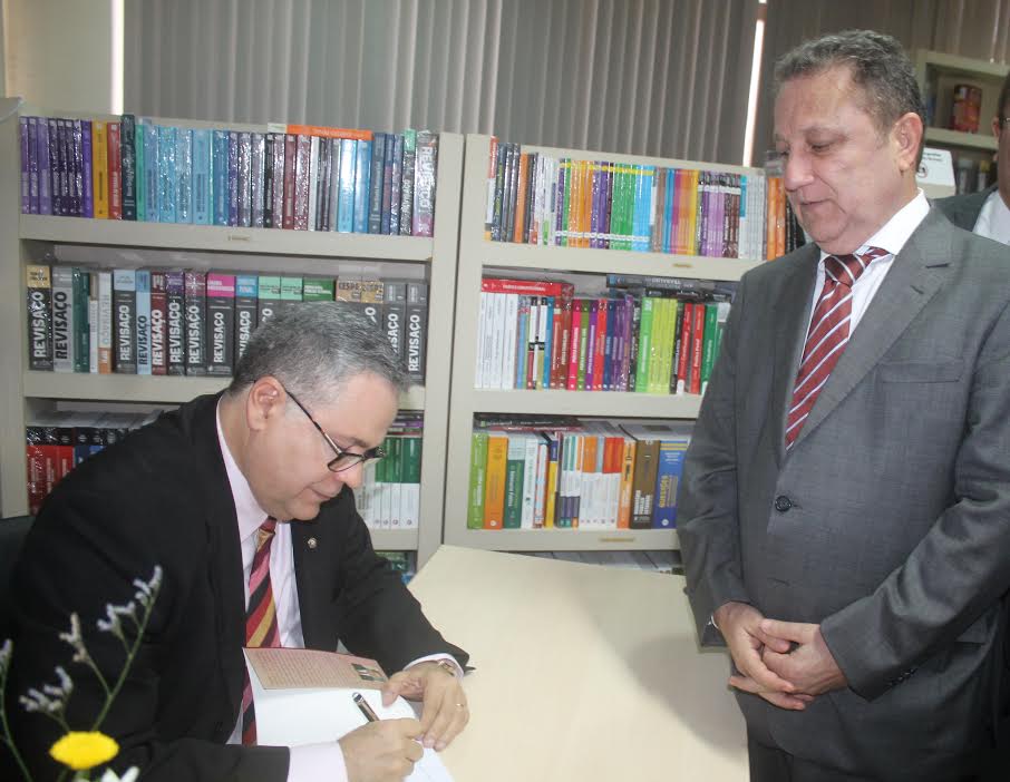 Operadores do Direitos prestigiam lançamento do livro do juiz José Américo