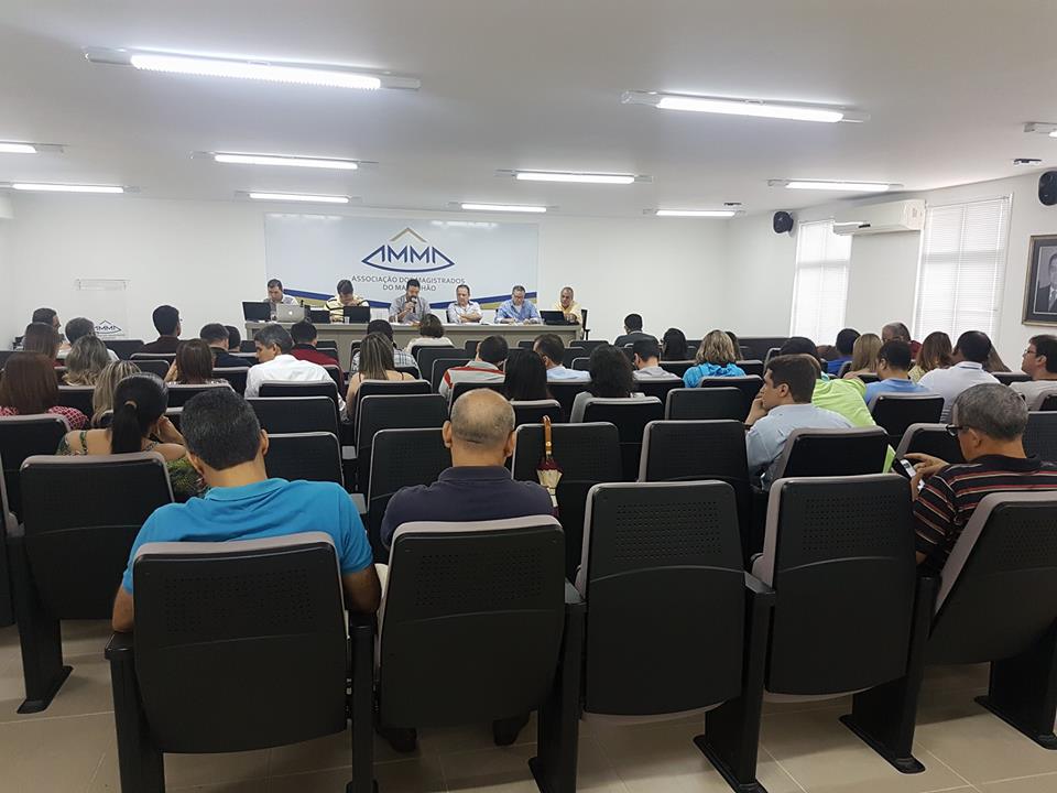 Magistrados reunidos em assembleia-geral analisam minuta de proposta legislativa