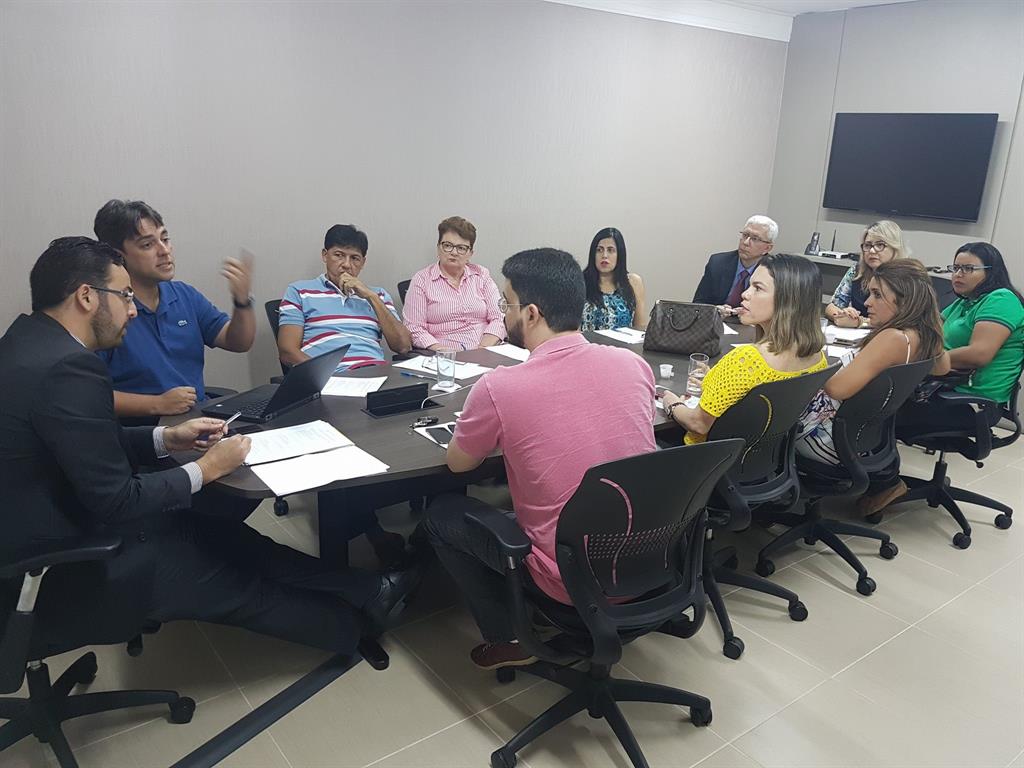 Diretoria realiza reunião mensal e delibera importantes ações administrativas