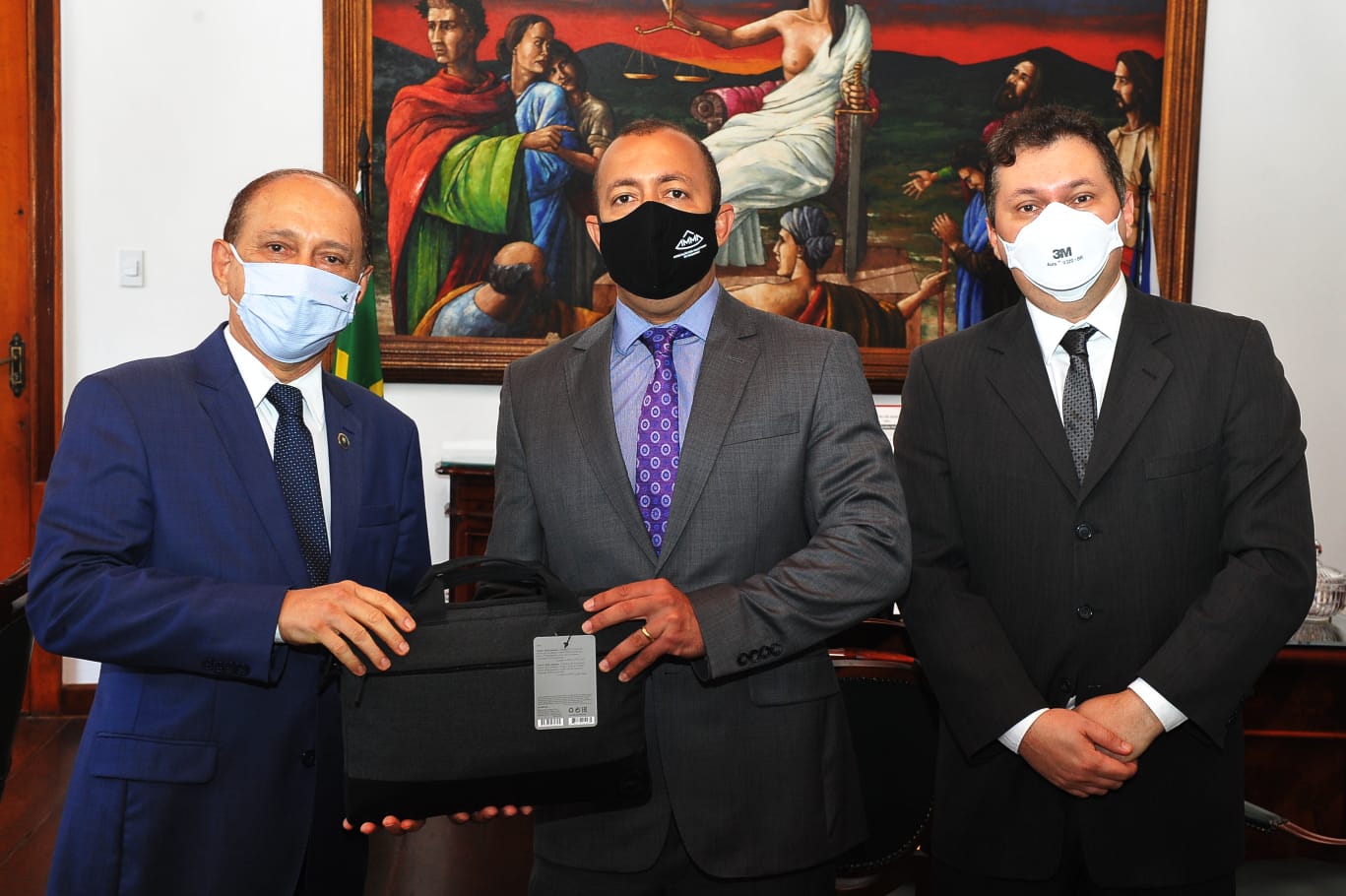 Presidente da AMMA recebe o 1° notebook que será distribuído à Magistratura de 1° grau