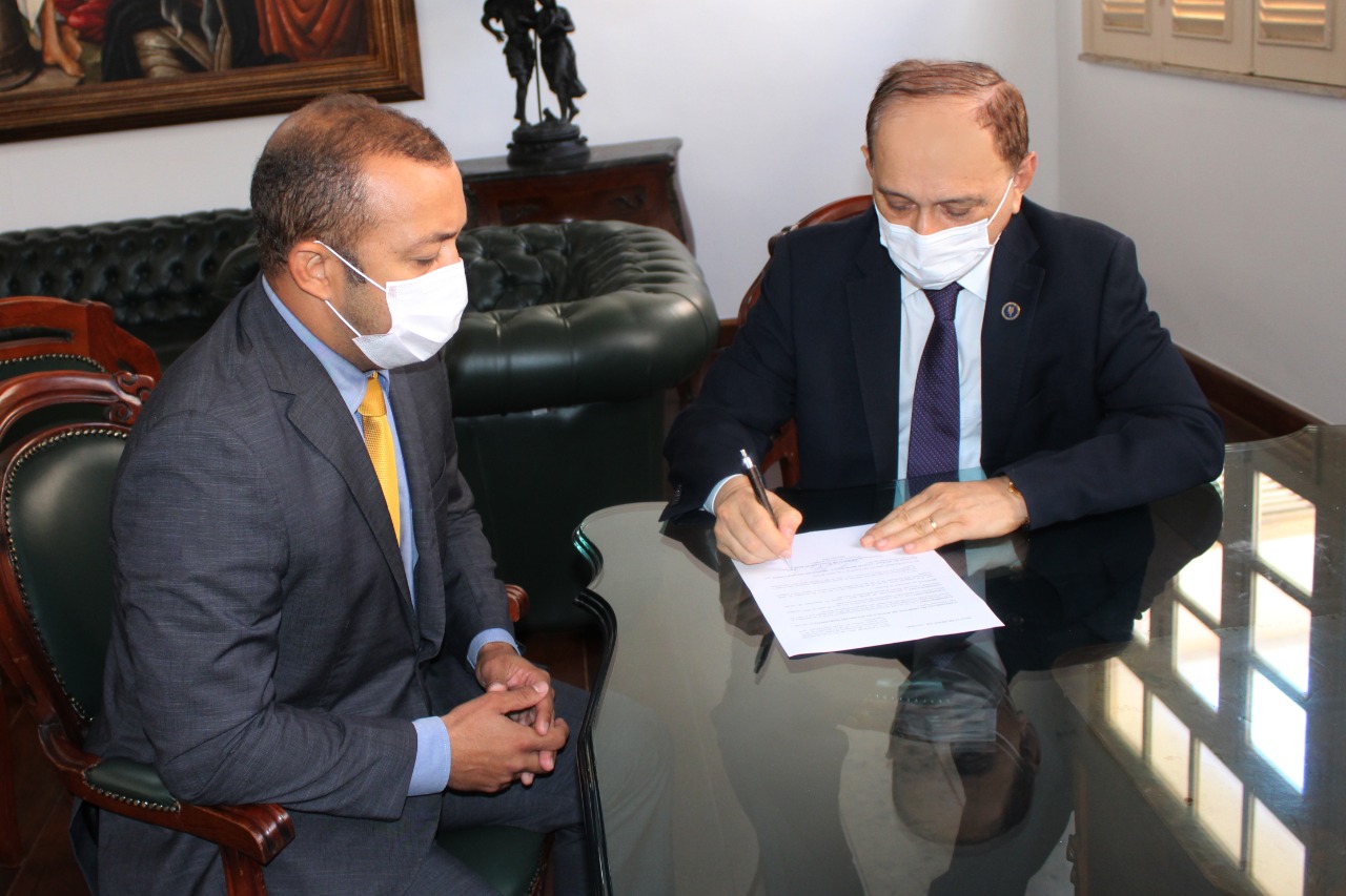 Em ato simbólico, Des. Lourival Serejo assina regulamento do concurso da Magistratura em reunião com presidente da AMMA
