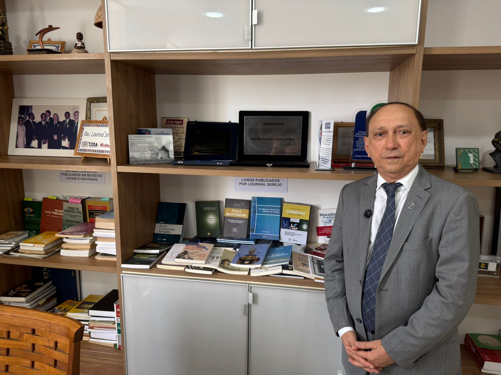 Desembargador Lourival Serejo abre exposição sobre livros, artigos e de homenagens em gabinete do TJMA